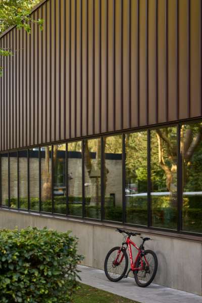 Ny hal i ”skoven” pakkes ind i agern-brune stålprofiler, Risskov Efterskole, Tretommervej 31A, 8240 Risskov